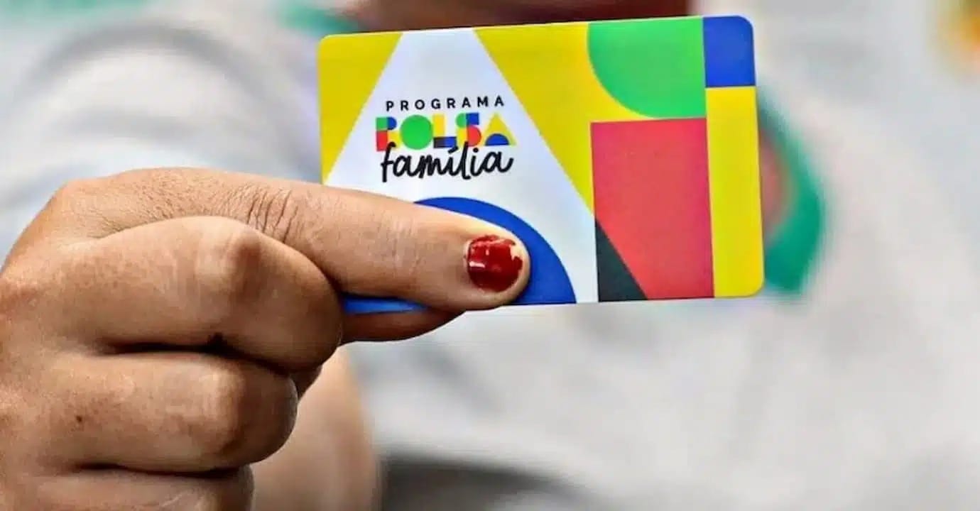 Uma dúvida comum de quem está recebendo o Bolsa Família é: "Se houver uma irregularidade no cadastro, quem vai bloquear meu benefício? O Governo Federal ou o Estadual?" 🤨