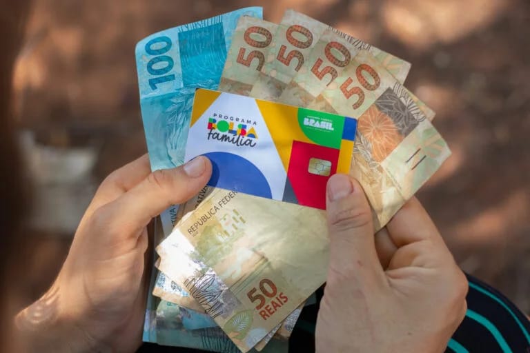 O Bolsa Família é um dos principais programas de transferência de renda no Brasil, com o objetivo de apoiar famílias em situação de vulnerabilidade social.