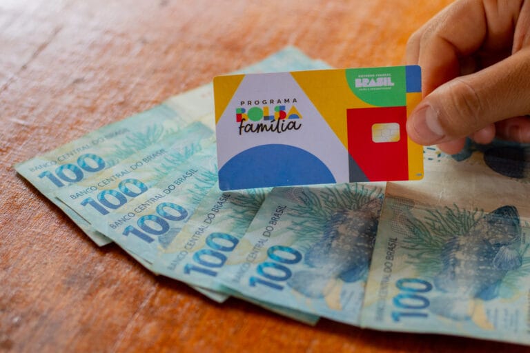 O Bolsa Família é um dos programas de assistência social mais importantes do Brasil 🇧🇷. Criado para combater a pobreza e a desigualdade social, ele visa garantir uma renda básica para milhões de famílias em situação de vulnerabilidade.